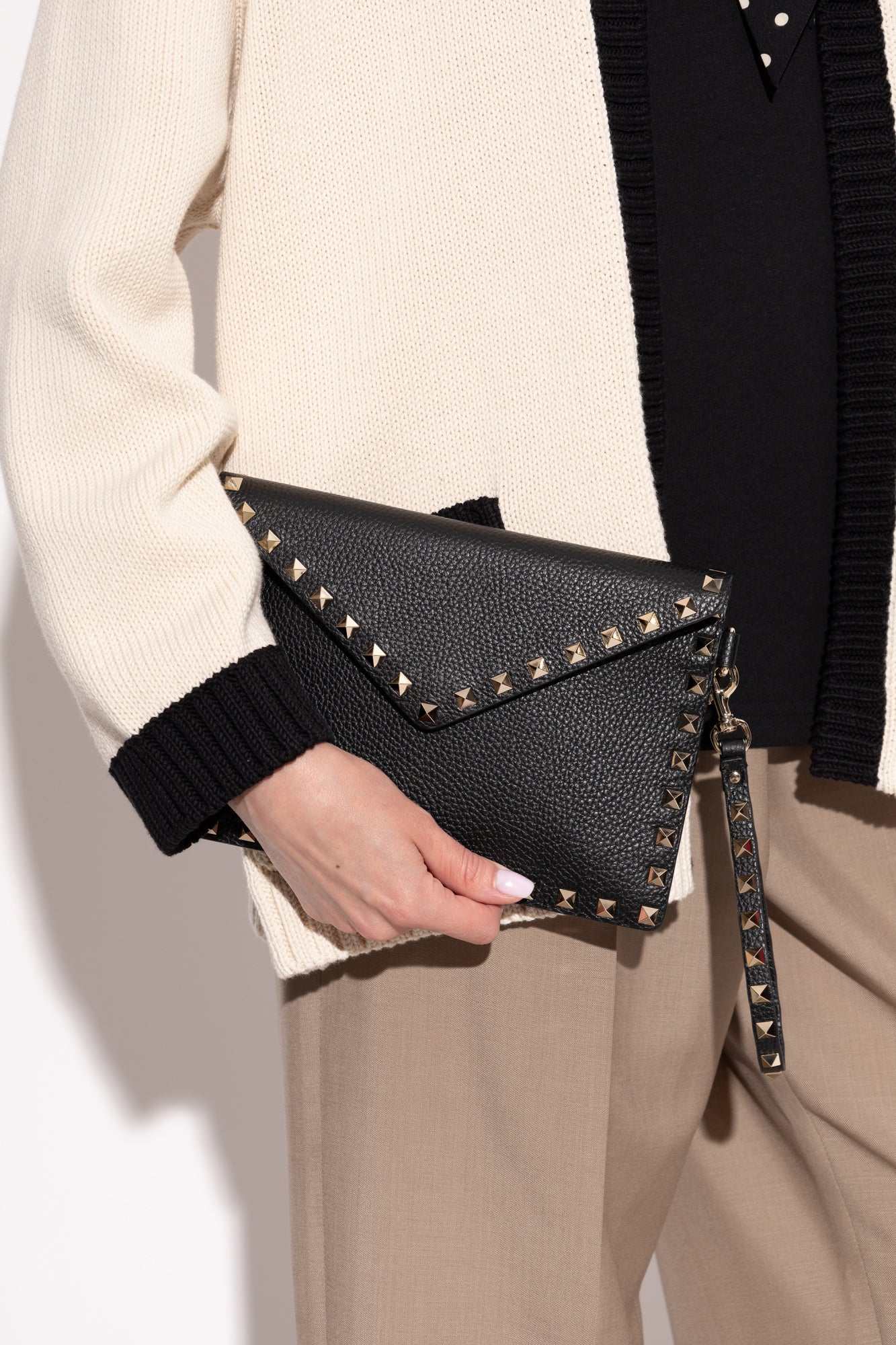 Valentino Garavani Rockstud Grainy Calfskin Pouch – Black