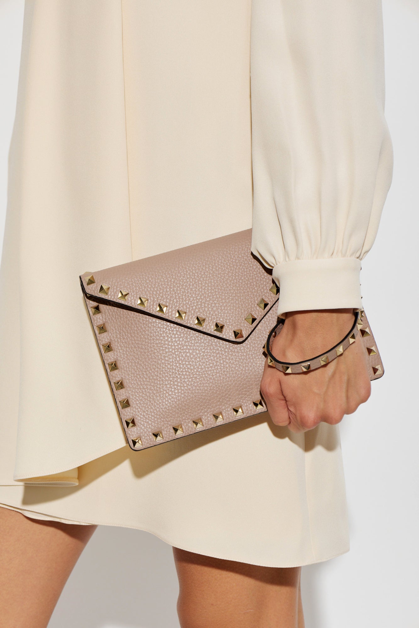 Valentino Garavani Rockstud Grainy Calfskin Pouch – Poudre