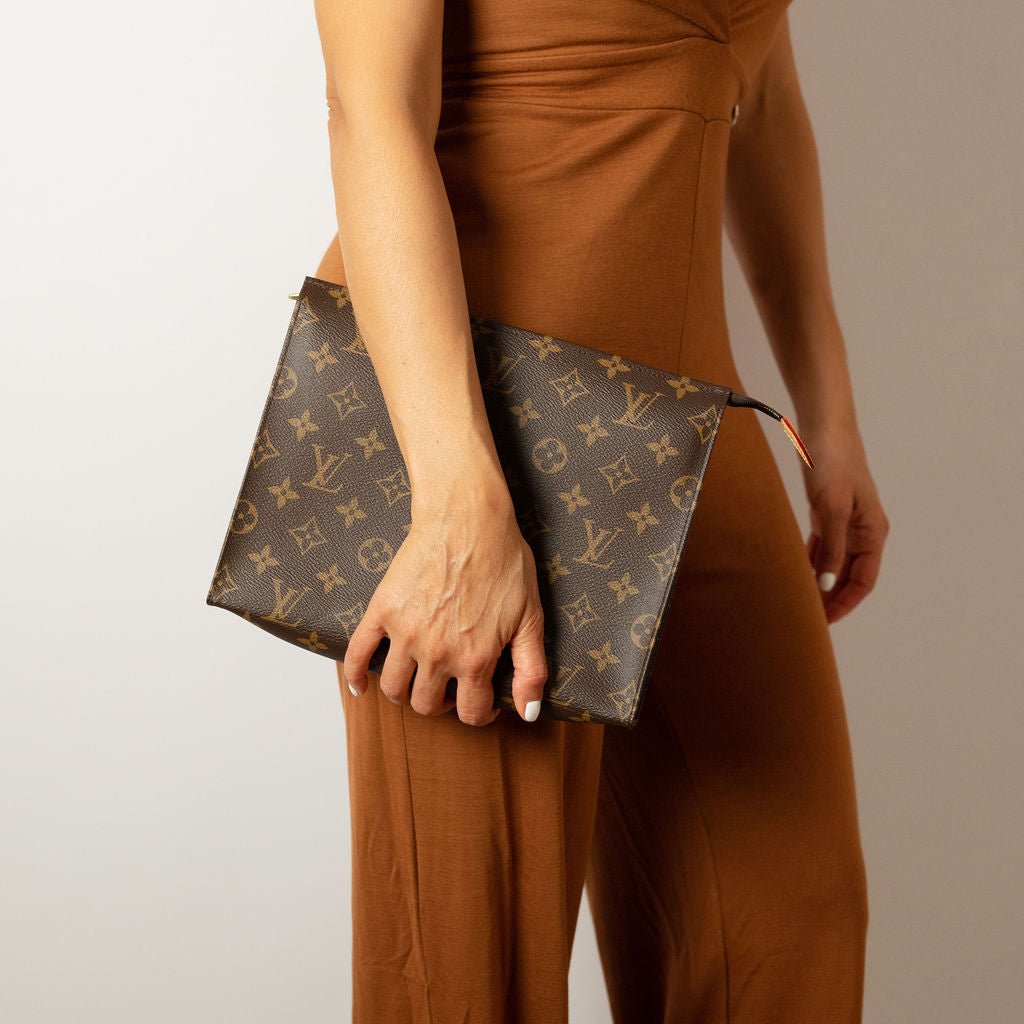Louis Vuitton Pouch 26 – Monogram