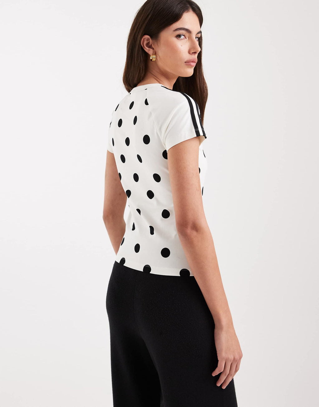 adidas Originals Slim Fit Cali Tee – Off White / Black Polka Dot
